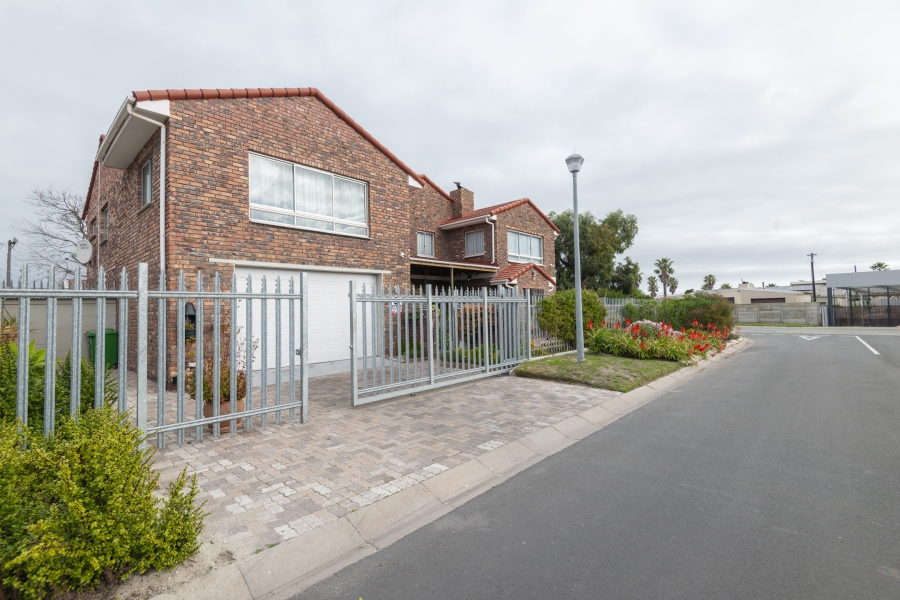 5 Bedroom Property for Sale in Middedorp Western Cape